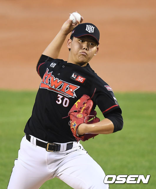 1회초말 KT 소형준이 역투하고 있다. /youngrae@osen.co.kr