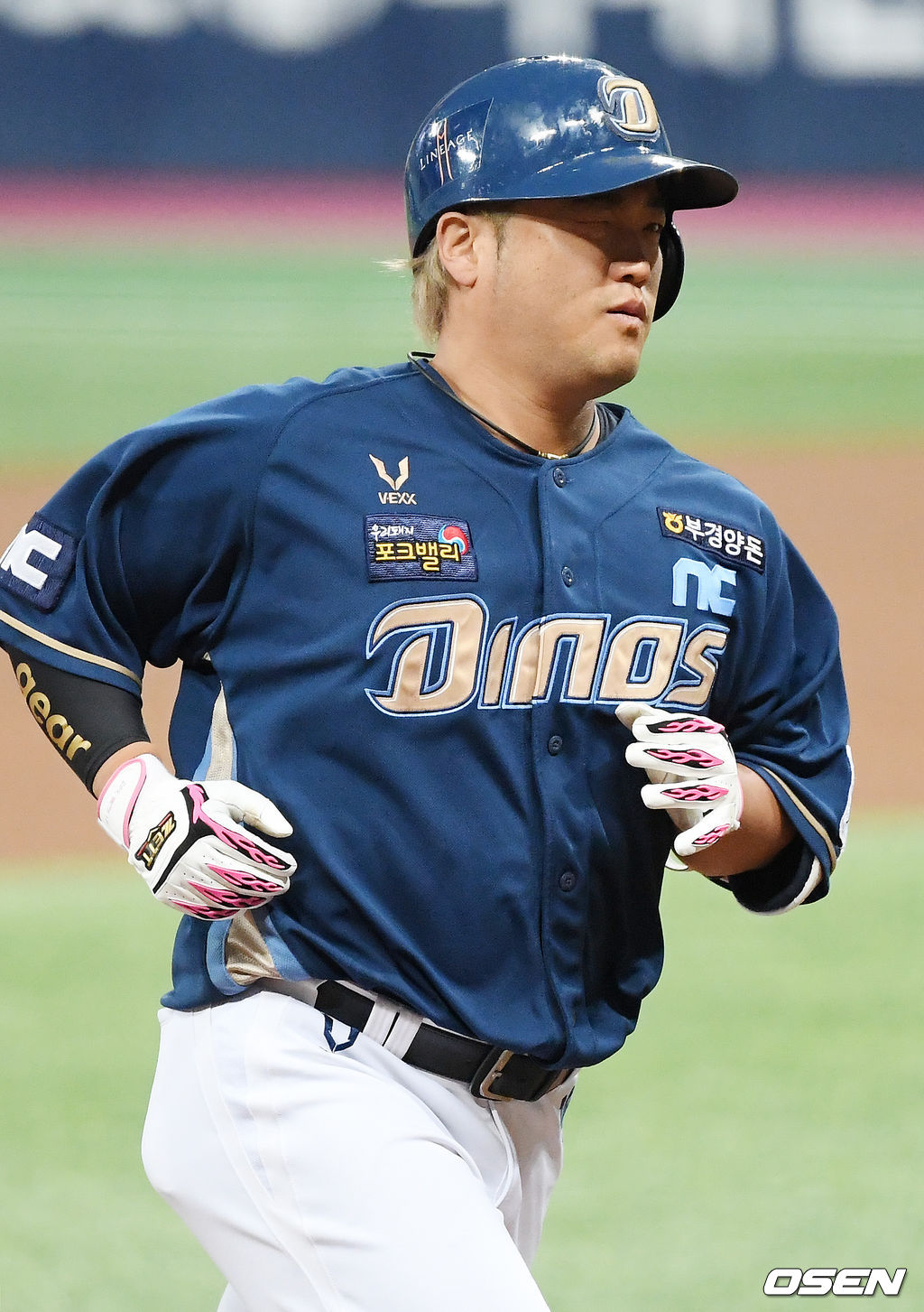 8일 오후 서울 고척스카이돔에서 '2020 신한은행 SOL KBO리그' 키움 히어로즈와 NC 다이노스의 경기가 열렸다.3회초 2사 주자 2,3루 NC 박석민이 좌중월 스리런 홈런을 날린 후 그라운드를 돌며 윙크를 날리고 있다./rumi@osen.co.kr