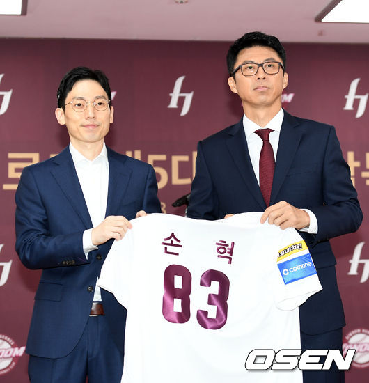 2019년 11월 18일 오전 서울 고척스카이돔에서 ‘키움히어로즈 제5대 손혁 감독 취임식’이 열렸다.키움 손혁 감독이 하송 대표이사와 기념촬영을 하고 있다. /sunday@osen.co.kr