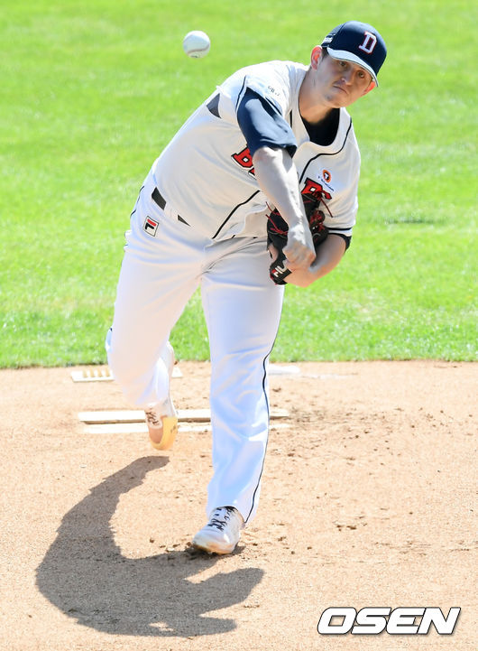 1회초 마운드에 오른 두산 선발 플렉센이 공을 뿌리고 있다. /cej@osen.co.kr