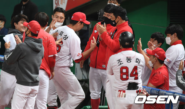 8회초 무실점으로 이닝을 마친 SK 윤희상이 동료들의 축하를 받으며 덕아웃으로 들어가고 있다. /youngrae@osen.co.kr