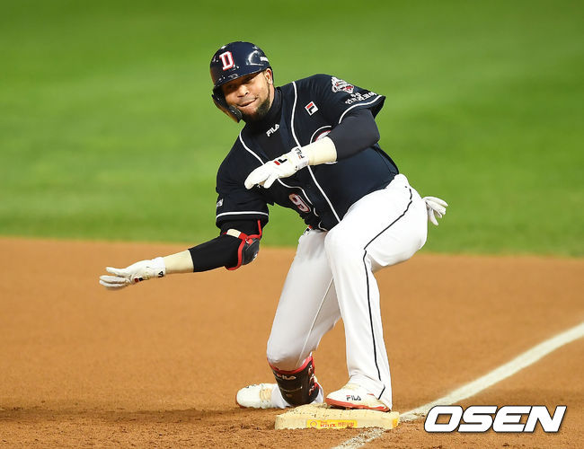 1회초 1사 두산 페르난데스가 안타를 때린 뒤 세레머니를 하고 있다. /youngrae@osen.co.kr