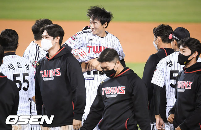 9회말 1사 만루 LG 신민재가 끝내기 안타를 날리고 동료들의 축하를 받고 있다. / soul1014@osen.co.kr