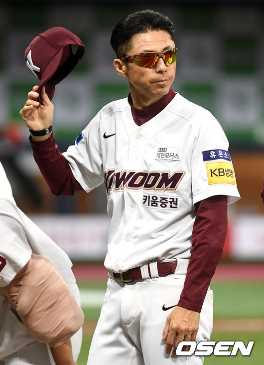 승리한 키움 손혁 감독이 팬들에게 인사하고 있다. / dreamer@osen.co.kr
