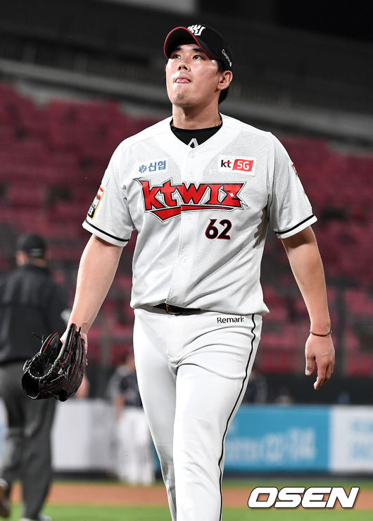 9회초 마운드에 올라 1실점하며 동점을 허용한 KT 투수 김재윤이 이닝을 마치고 더그아웃으로 향하며 아쉬워하고 있다. / dreamer@osen.co.kr