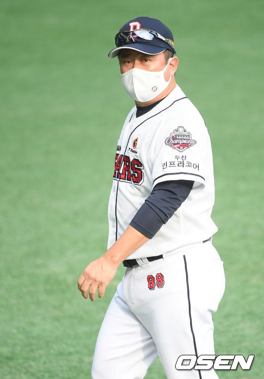 3일 오후 서울 잠실구장에서 ‘2020 신한은행 SOL KBO리그’ 두산 베어스와 KIA 타이거즈의 경기가 열렸다. 6회초 두산 플렉센이 연속으로 볼을 내주자 김태형 감독이 격려한 뒤 더그아웃으로 향하고 있다. /cej@osen.co.kr