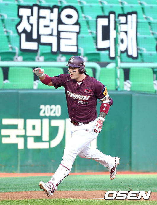2회초 무사 선두타자로 나선 키움 박병호가 선제 좌중간 솔로포를 날리고 그라운드를 돌며 기뻐하고 있다. / dreamer@osen.co.kr