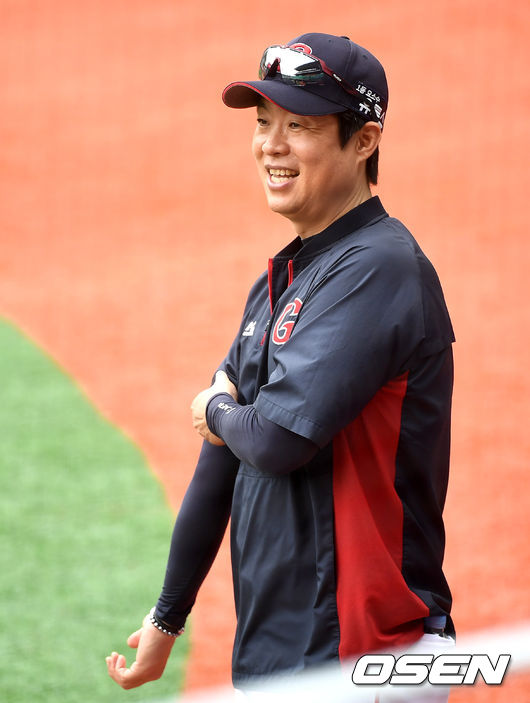 5일 오후 인천 SK행복드림구장에서 ‘2020 신한은행 SOL KBO리그’ SK 와이번스와 롯데 자이언츠의 경기가 열린다.경기 시작을 앞두고 롯데 허문회 감독이 선수들의 훈련을 함께하며 미소짓고 있다. / dreamer@osen.co.kr