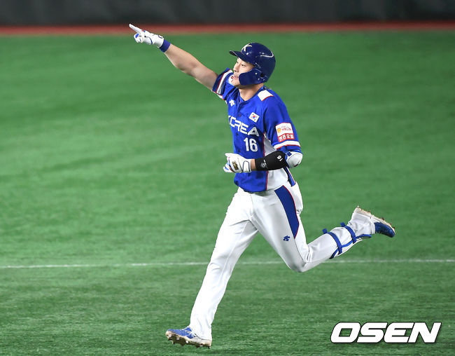 1회초 무사 1루 한국  김하성이 투런 홈런을 때린 뒤 베이스를 돌고 있다. /youngrae@osen.co.kr