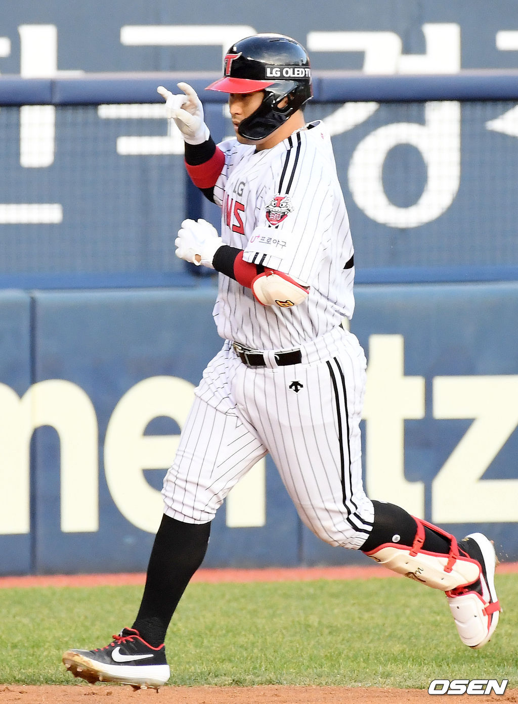 유강남,&apos;선취 스리런포 날리고 깜찍하게&apos;