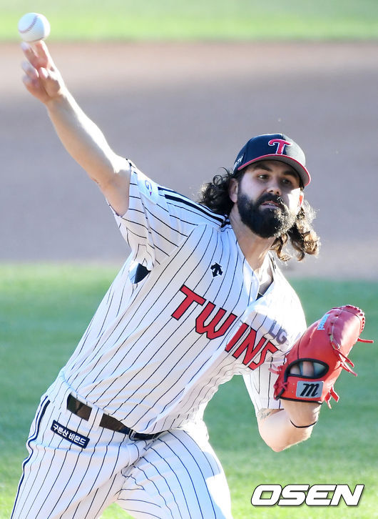 LG 선발 켈리가 마운드 위에서 힘차게 공을 뿌리고 있다./ rumi@osen.co.kr