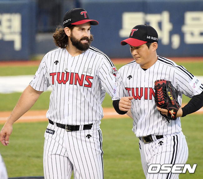 4회초를 마친 LG 선발 켈리가 덕아웃으로 들어가며 유격수 오지환의 엉덩이를 쳐주고 있다./ rumi@osen.co.kr