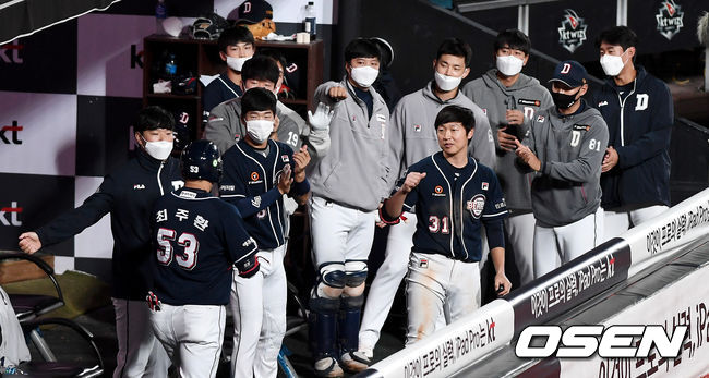 8회초 무사 선두타자로 나선 두산 최주환이 달아나는 우월 솔로포를 날리고 더그아웃 동료들과 인사를 나누고 있다. / dreamer@osen.co.kr