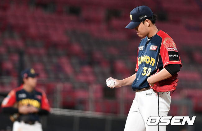 6회초 2사 1, 2루 상황 KT 선발 소형준이 마운드를 내려갈 준비를 하며 아쉬워하고 있다. / dreamer@osen.co.kr