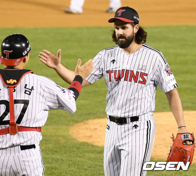 LG 선발 켈리가 완봉승을 거두며 유강남과 기쁨을 나누고 있다./ rumi@osen.co.kr