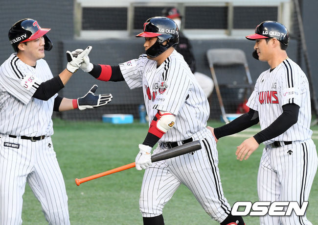 2회말 1사 주자 1,2루 LG 유강남이 좌월 선취 스리런 홈런을 날린 후 홈을 밟으며 오지환, 양석환에게 축하를 받고 있다./ rumi@osen.co.kr