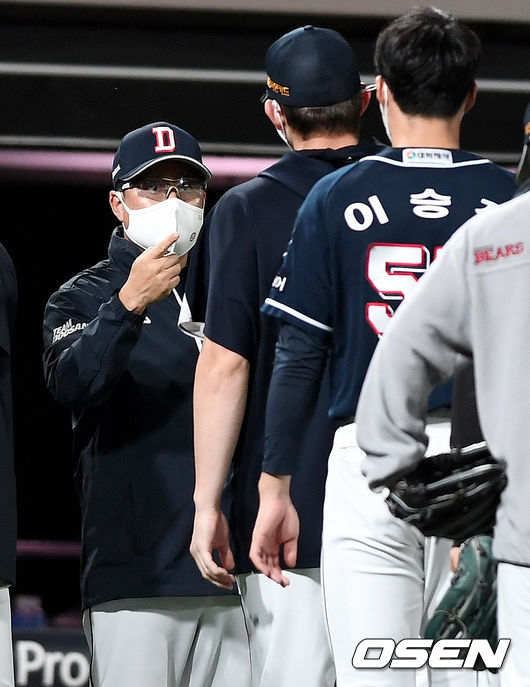 경기를 마치고 승리투수 두산 플렉센과 김태형 감독이 인사를 나누고 있다. / dreamer@osen.co.kr