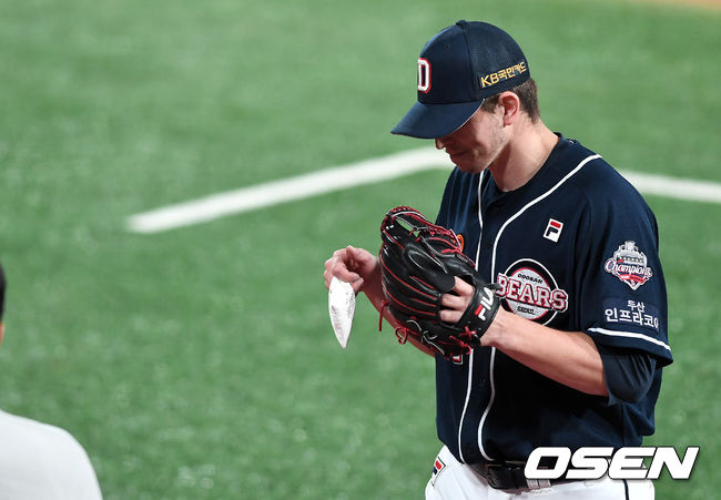 7회말 KT 공격을 삼자범퇴로 막아낸 두산 선발 플렉센이 더그아웃으로 향하며 동료들과 인사를 나누고 있다. / dreamer@osen.co.kr