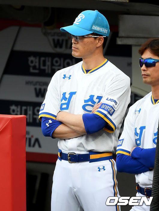 25일 광주 KIA챔피언스필드에서 ‘2020 신한은행 SOL KBO리그’ KIA 타이거즈와 삼성 라이온즈의 경기가 열렸다.1회말 삼성 허삼영 감독이 그라운드를 바라보고 있다./ksl0919@osen.co.kr