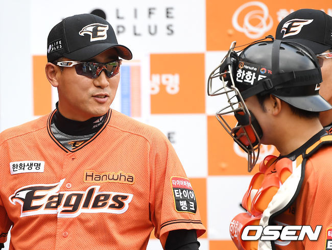 한화 최원호 감독대행이 최재훈과 이야기를 나누고 있다. /youngrae@osen.co.kr 