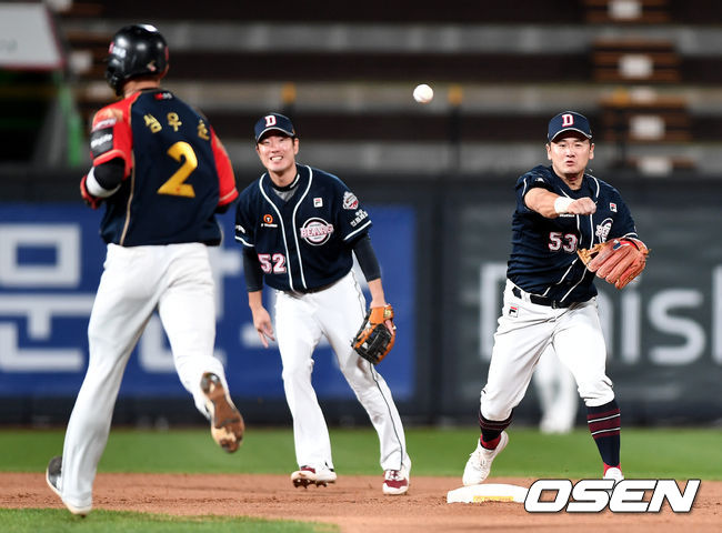 6회말 무사 1루 상황 KT 배정대의 병살타 때 두산 2루수 최주환이 주자 심우준을 포스아웃 시킨 뒤 1루로 송구하고 있다. / dreamer@osen.co.kr