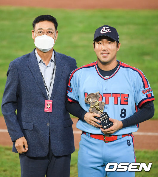 만 39세에 롯데 감독으로 취임했던 김용희 KBO 경기운영위원(왼쪽). 지난달 11일 롯데 전준우의 통산 2000루타 기념 트로피를 전달한 뒤 포즈를 취하고 있다. / soul1014@osen.co.kr