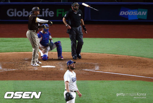 [사진] 매니 마차도가 NLDS 2차전에서 클레이튼 커쇼에게 홈런을 치고 난 뒤 배트 플립을 하고 있다. /ⓒGettyimages(무단전재 및 재배포 금지)