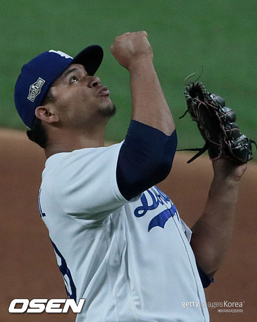 [사진] 다저스 투수 브루스더 그라테롤은 글러브와 모자를 던지며 기뻐했다. /ⓒGettyimages(무단전재 및 재배포 금지)