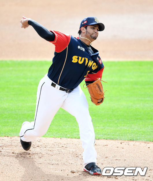 4일 오후 경기도 수원 KT위즈파크에서 ‘2020 신한은행 SOL KBO 리그’ KT 위즈와 LG 트윈스의 경기가 열렸다.1회초 무사에서 KT 선발투수 쿠에바스가 역투하고 있다. /sunday@osen.co.kr