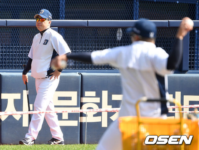 경기를 앞두고 NC 이동욱 감독이 선수들의 훈련을 주시하고 있다. / dreamer@osen.co.kr