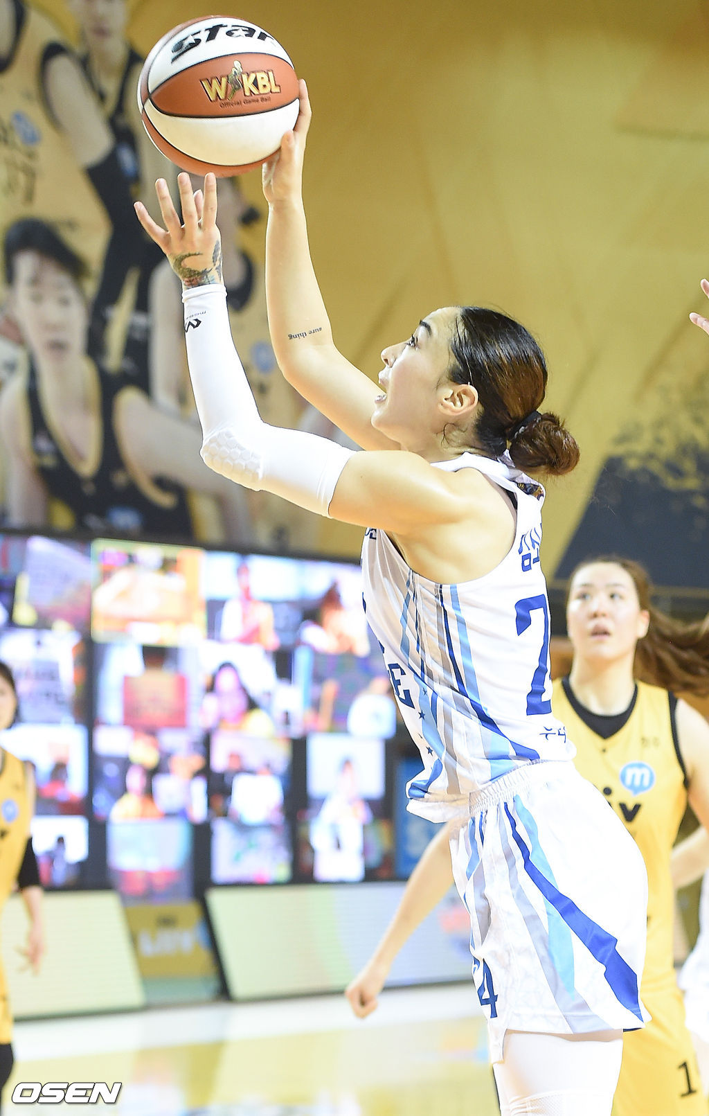 10일 오후 충북 청주시 청주체육관에서 'KB국민은행 Liiv M 2020-2021 여자프로농구' 개막전 청주 KB와 아산 우리은행의 경기가 진행됐다.3쿼터 우리은행 김소니아가 슛을 시도하고 있다.  /  soul1014@osen.co.kr