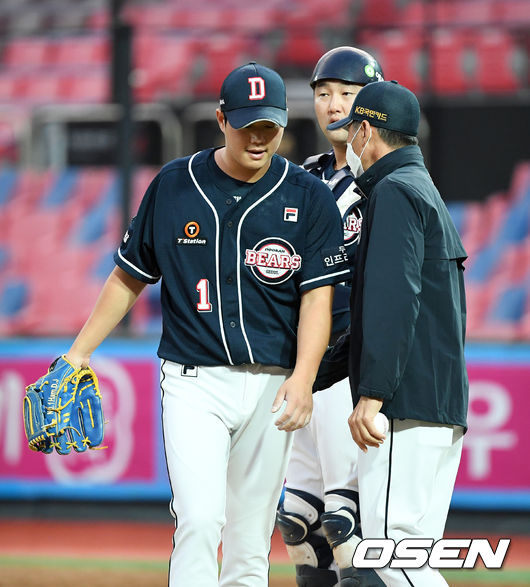 2회말 1사 1루에서 두산 함덕주가 교체되고 있다. /jpnews@osen.co.kr