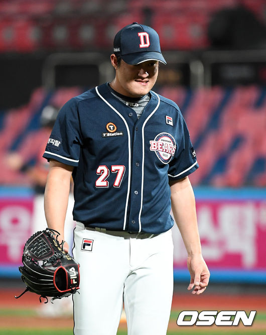 10일 오후 수원KT위즈파크에서 2020 신한은행 SOL KBO리그 KT 위즈와 두산 베어스의 경기가 열렸다.4회말 2사 2,3루에서 두산 김강률이 KT 문상철 타석에 헤드샷으로 퇴장을 당하고 있다. /jpnews@osen.co.kr