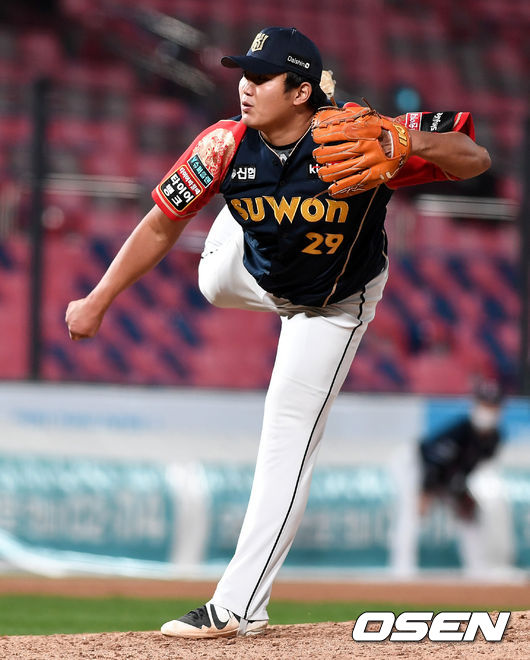 8회초 2사 1루 상황 마운드에 오른 KT 투수 류희운이 힘차게 공을 뿌리고 있다. / dreamer@osen.co.kr