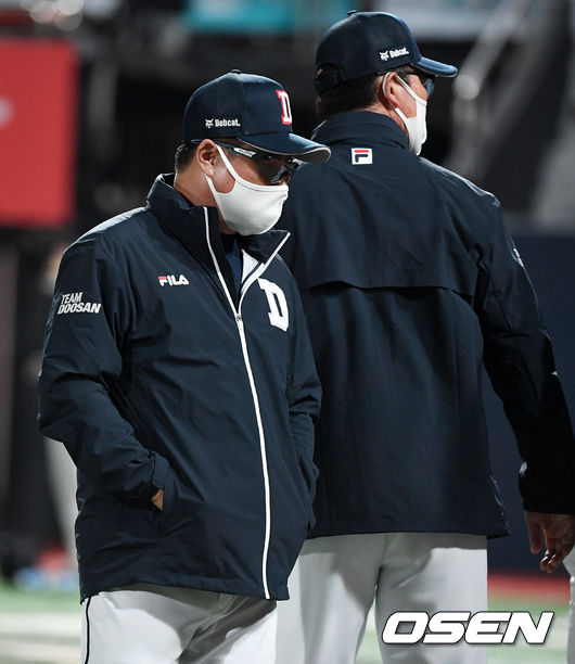 경기를 마치고 두산 김태형 감독이 그라운드를 나서고 있다. /jpnews@osen.co.kr