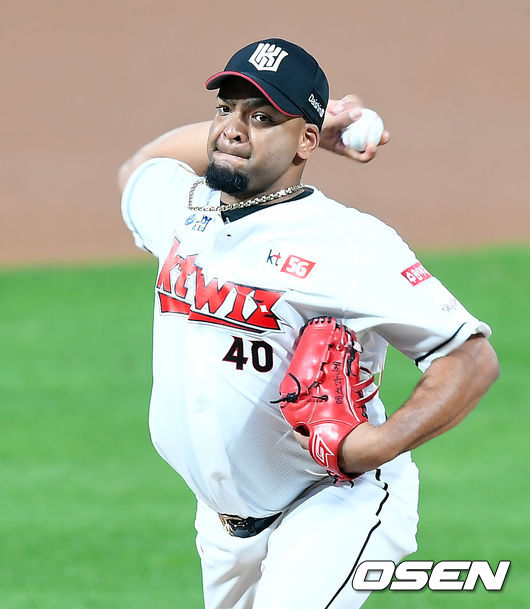 15일 오후 수원 KT위즈파크에서 ‘2020 신한은행 SOL KBO 리그’ KT 위즈와  삼성 라이온즈의 경기가 열렸다.1회초 KT 선발 데스파이네가 마운드에 올라 힘차게 공을 뿌리고 있다./ksl0919@osne.co.kr