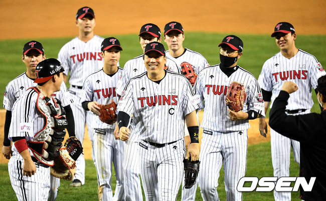 승리한 LG 선수들이 인사를 나누며 미소짓고 있다. / dreamer@osen.co.kr