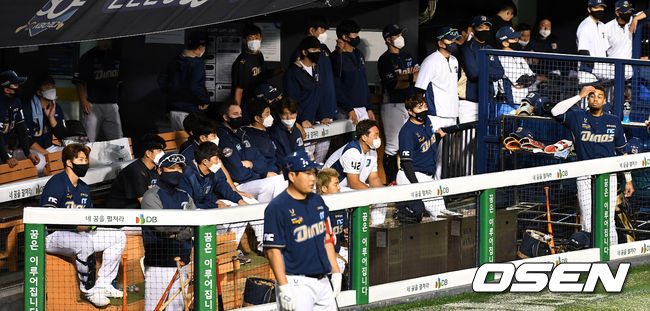 10일 LG와 더블헤더 2차전, 5-9로 뒤진 9회초 공격이 진행되는 가운데 NC 선수들이 경기를 지켜보고 있다. / dreamer@osen.co.kr