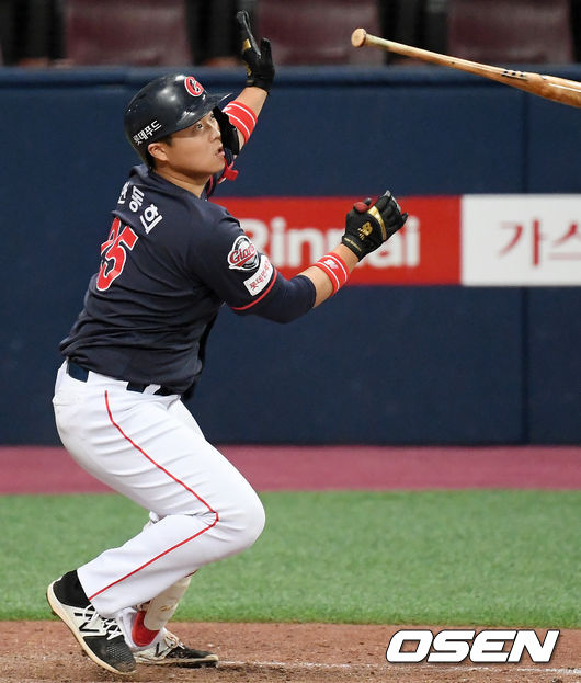 7회초 1사 주자 1루 롯데 한동희가 중견수 뒤 2루타를 날리고 있다. /rumi@osen.co.kr