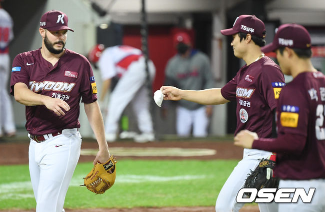 4회말 이닝을 마친 키움 브리검이 김하성에게 로진백을 건네받고 있다. /youngrae@osen.co.kr 