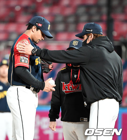 4회초 1사 2루에서 KT 박승민 코치가 마운드에 올라 쿠에바스를 교체하고 있다. /jpnews@osen.co.kr