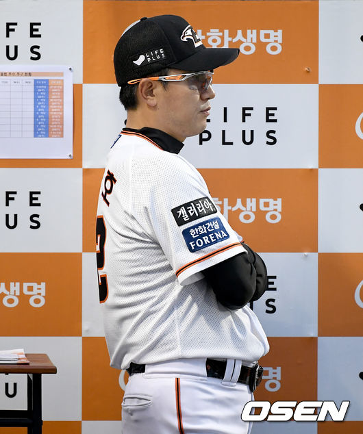 한화 최원호 감독대행이 그라운드를 바라보고 있다./ksl0919@osen.co.kr