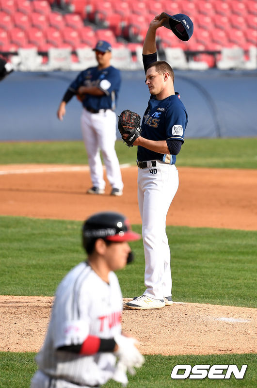7회말 1사 1, 2루 상황  NC 선발 루친스키가 LG 유강남에게 몸 맞는 공을 허용한 뒤 아쉬워하고 있다. / dreamer@osen.co.kr