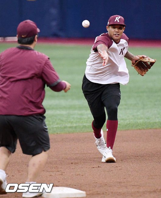 이 날 키움 갑자기 손혁 감독이 자진 사퇴를 한 가운데 키움 러셀이 그라운드 위에서 수비 연습을 하고 있다. /rumi@osen.co.kr