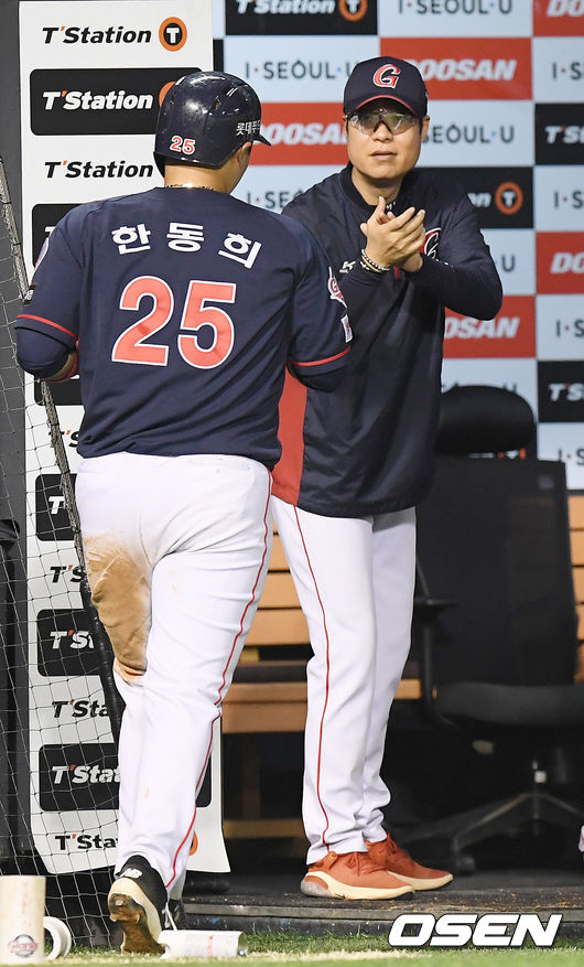 8회초 무사 주자 1,2루 롯데 안치홍의 우중간 1타점 적시 2루타때 홈을 밟은 한동희가 덕아웃에서 롯데 허문회 감독의 축하를 받고 있다./ rumi@osen.co.kr