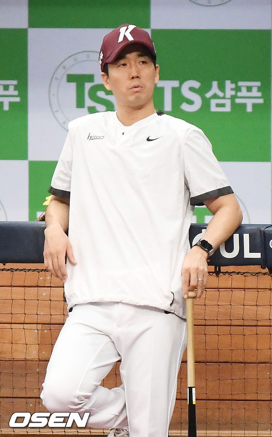 키움 손혁 감독을 대신해 감독 대행으로 선임된 김창현 퀄리티컨트롤 코치가 덕아웃 앞에서 선수들의 훈련을 지켜보고 있다. /rumi@osen.co.kr