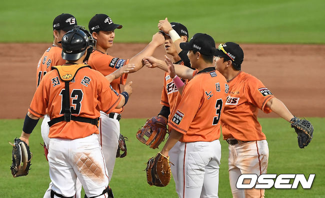 승리를 거둔 한화 선수단이 기뻐하고 있다. /youngrae@osen.co.kr