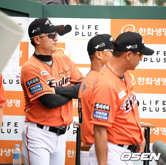 한화 최원호 감독대행이 경기를 지켜보고 있다.  /jpnews@osen.co.kr