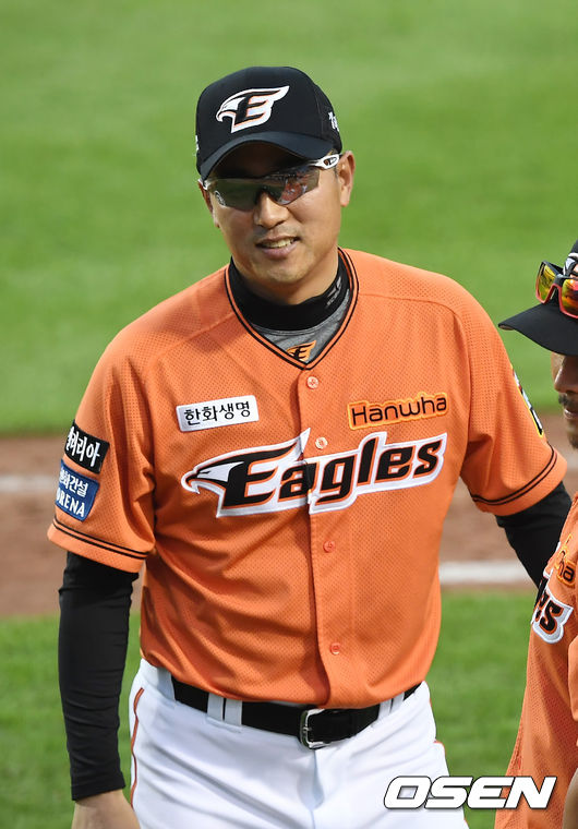 한화 최원호 감독대행이 미소짓고 있다. /youngrae@osen.co.kr