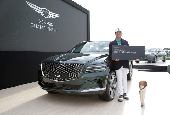 제네시스 챔피언십 우승자 김태훈이 우승 부상인 제네시스 GV80 옆에서 포즈를 취했다. 